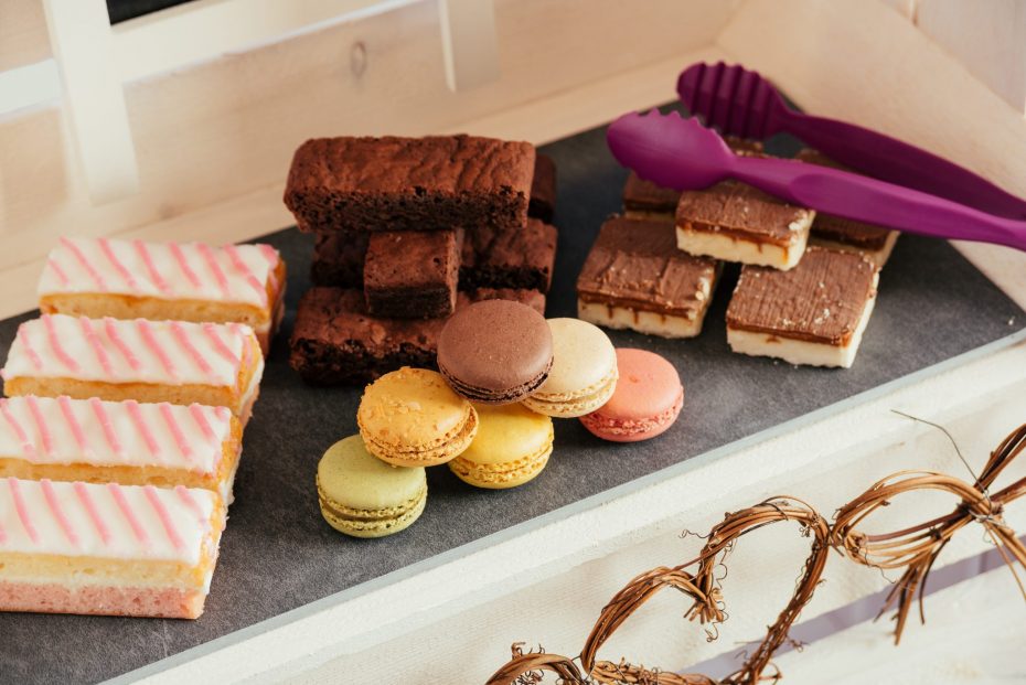 Cakes on a Slate S-Plank