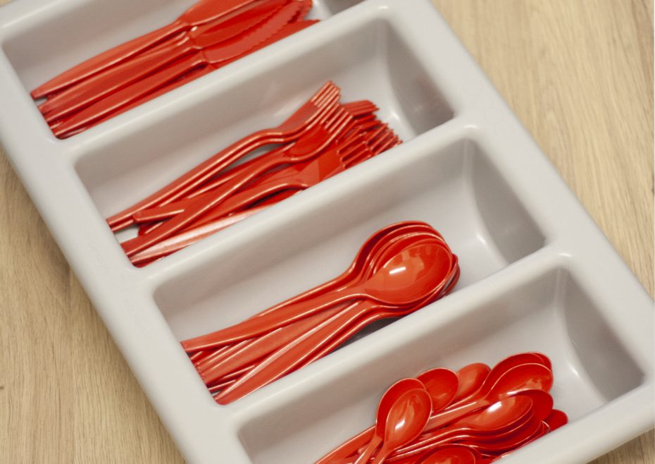 4 Compartment Cutlery Tray with Red Cutlery