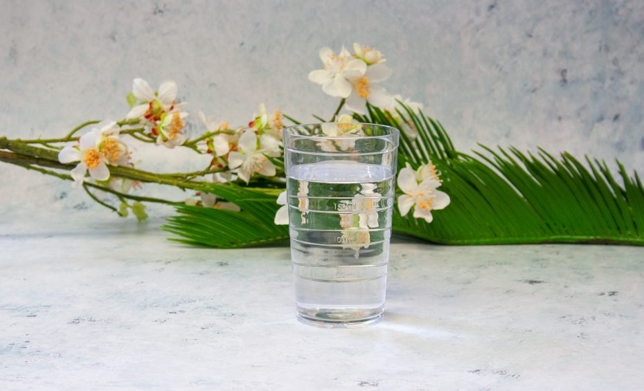 Clear Graduated Ribbed Tumbler with water