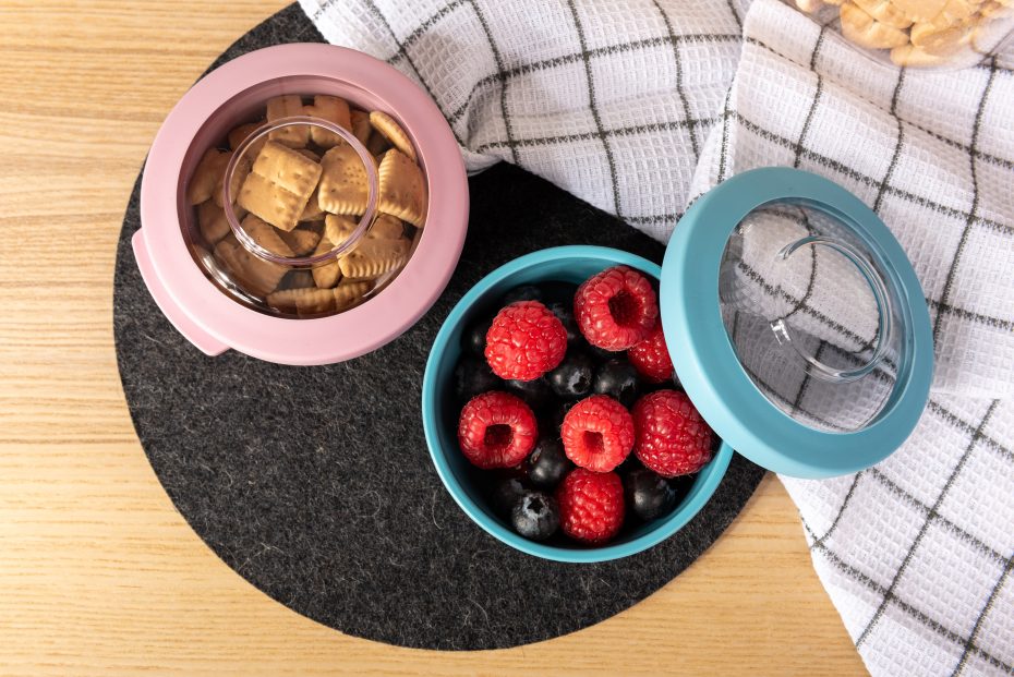 Snack bowls with fruit and crackers