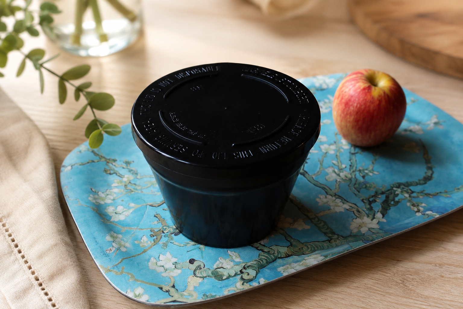 Lunch Pot with Lid on Tray