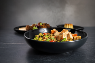 Walled Bowl in Odyssey Black with Tofu & Vegetables
